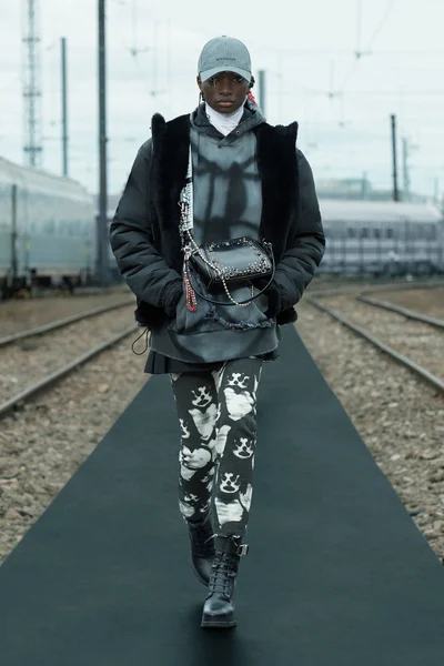 Look 10